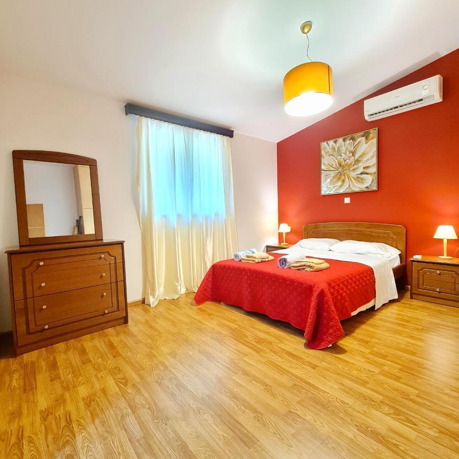 Nikolas Villa